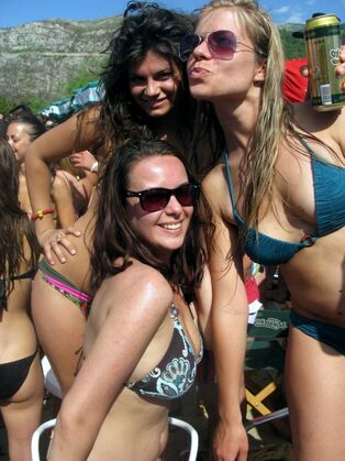 Hilarious non-nude girl-on-girl gfs on vacation