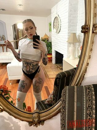 Inked vixen Baby Sid takes selfies of her amazing caboose
