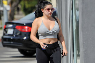 Ariel Winter sports some errand-running bosom and more st